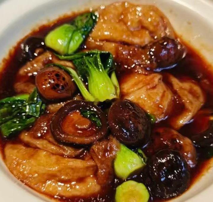 睡前一定要吃夜宵，不然会做饿梦。面筋包煲➕八宝辣酱➕🍚奈斯奈斯，晚安啦岑先生美