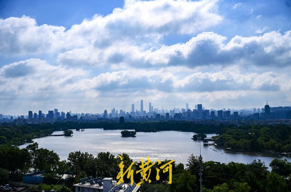 5月3日，经过凌晨一场短暂的降雨洗礼，泉城济南上空上演“天气大片”。清晨醒来，市
