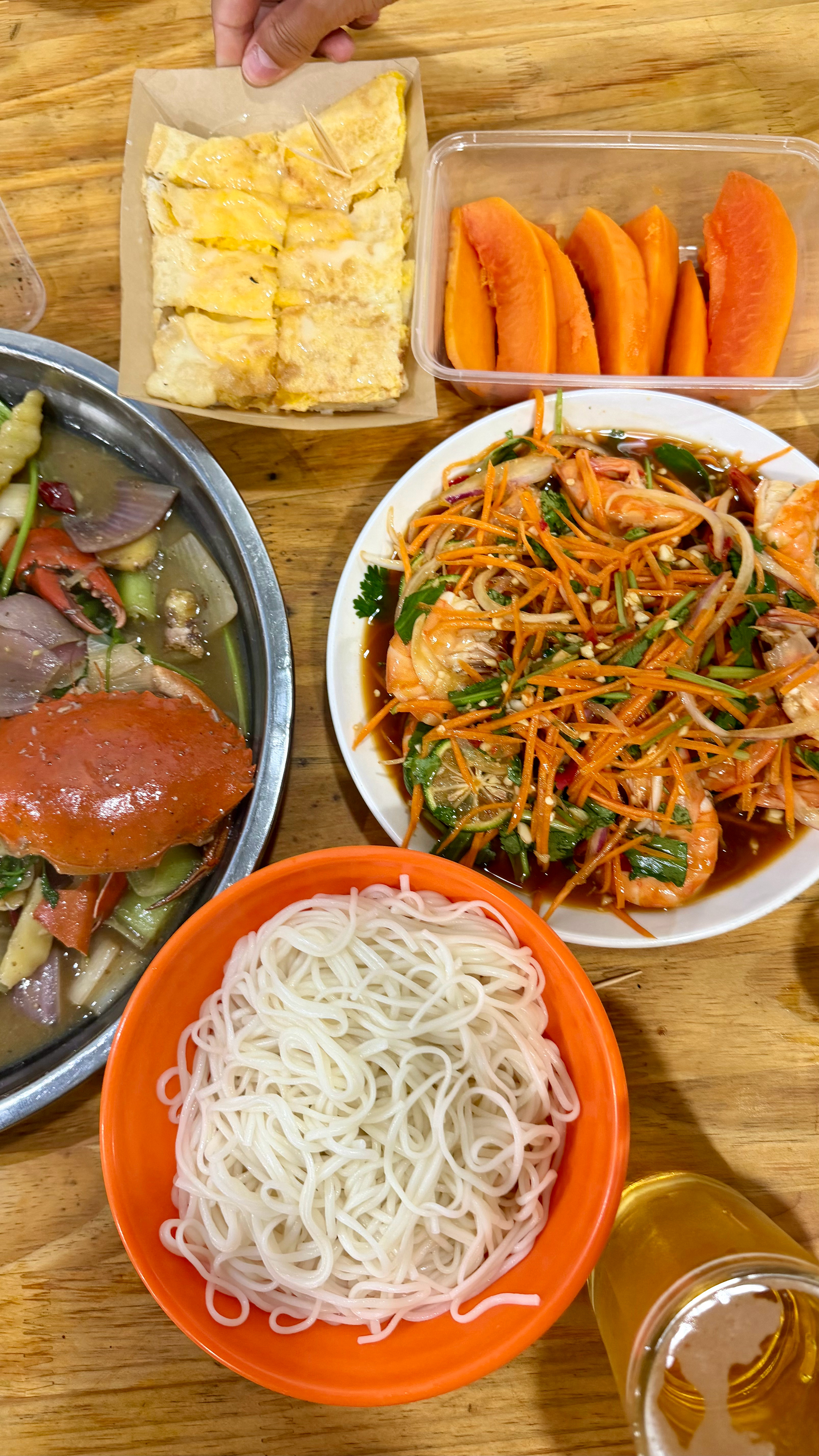 来芒市过泼水节，热闹又惬意。闲暇之余尝尝新鲜活螃蟹，味道不错，过节放松一下，简单