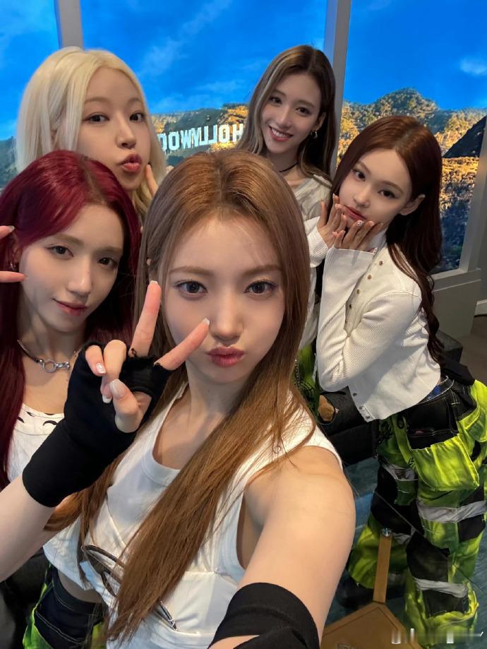 A2OMAY拿奖感谢李秀满颁奖礼全程状态在线！舞台惊艳，拿奖后送花李秀满的举动超