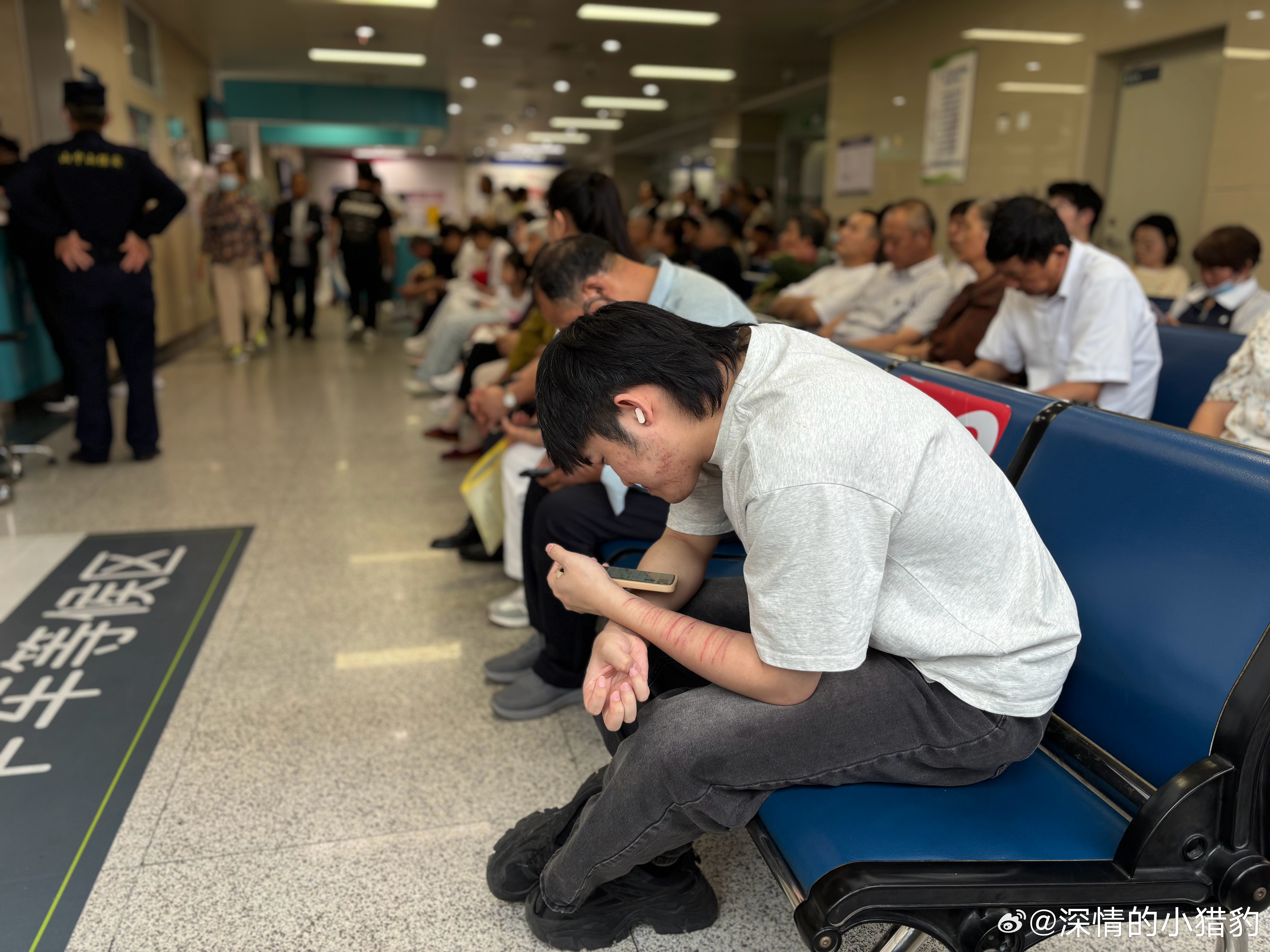 去一趟医院太考验心态了又热、又闷、又吵
