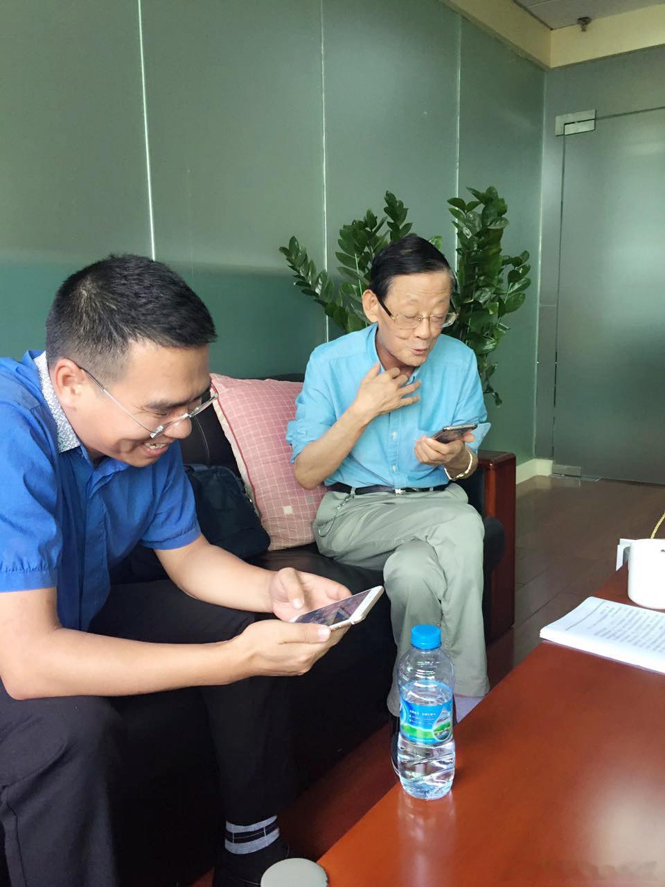 惊闻王守仁先生于昨日因病逝世，难以置信，至今难抑心痛！翻到这张旧照，泪目不已。那