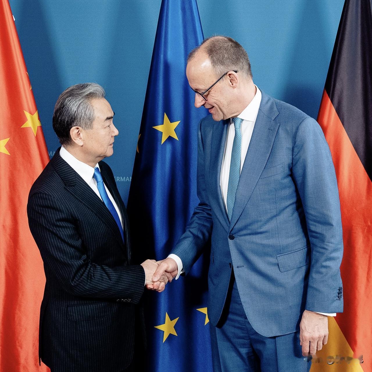 德国总理默茨今天与出席慕尼黑安全会议的王毅外长举行交流，他写道：“平等且牢固的伙