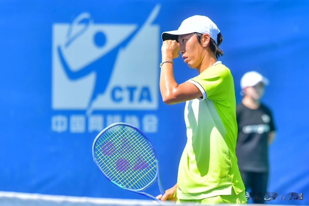 刚刚结束的2026江西（九江）网球公开赛女子WTA125女单半决赛，时隔四个月重