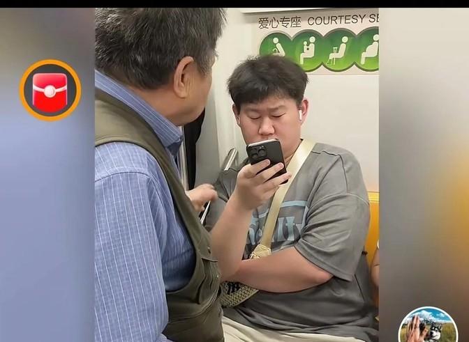 现在有些大爷大妈坐地铁的时候，确实有点让人头疼。

前几天在上海地铁就看到这么一