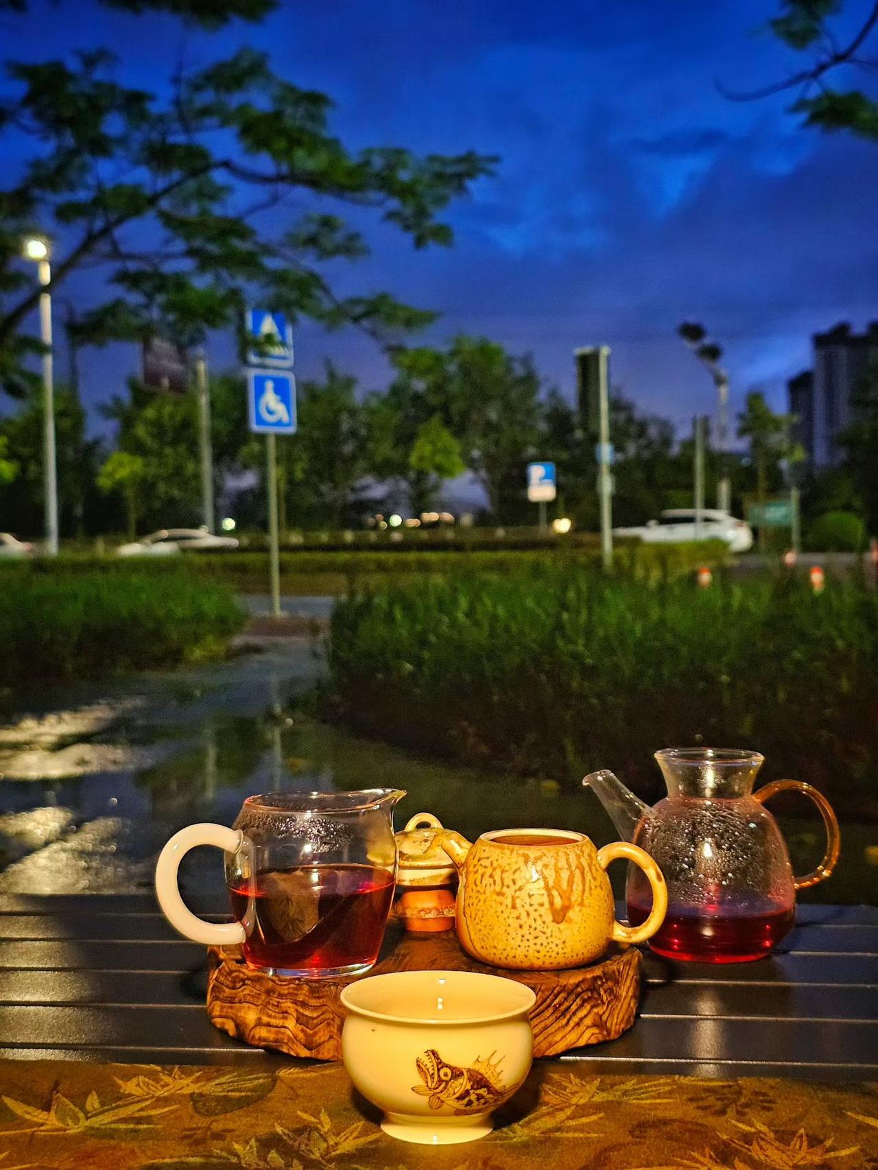 傍晚街边小坐泡茶便是我的纳凉宝地，晚风伴着暮色，一杯红茶消解盛夏所有燥热，安静又