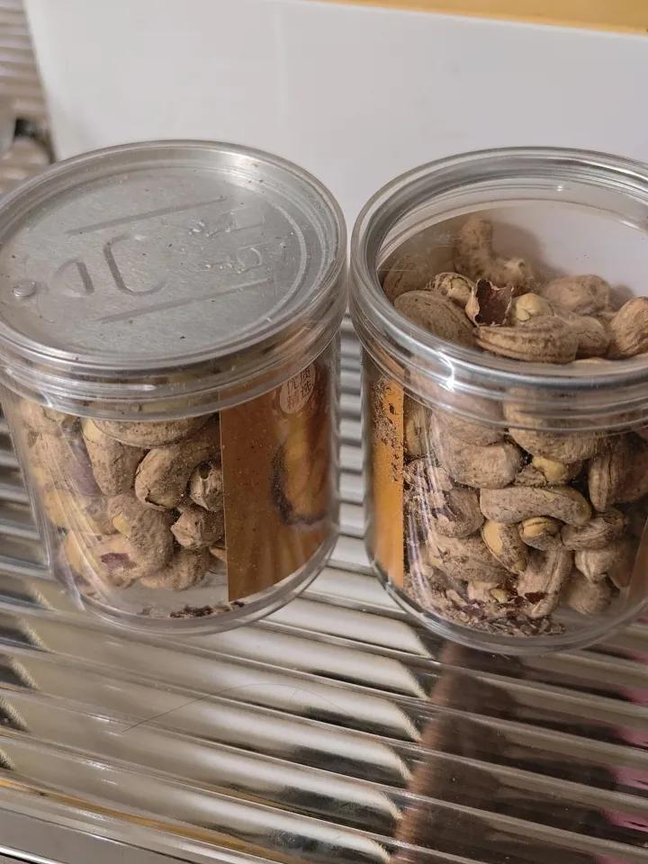 今天收到了在抖音上买的紫衣腰果，说是越南产的价格便宜，粒粒饱满，放到嘴里嚼了满口