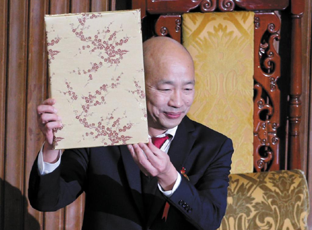 绿营很不爽，又要“罢韩”？之前被绿营罢免的前高雄市长韩国瑜刚选上“立法院长”，绿