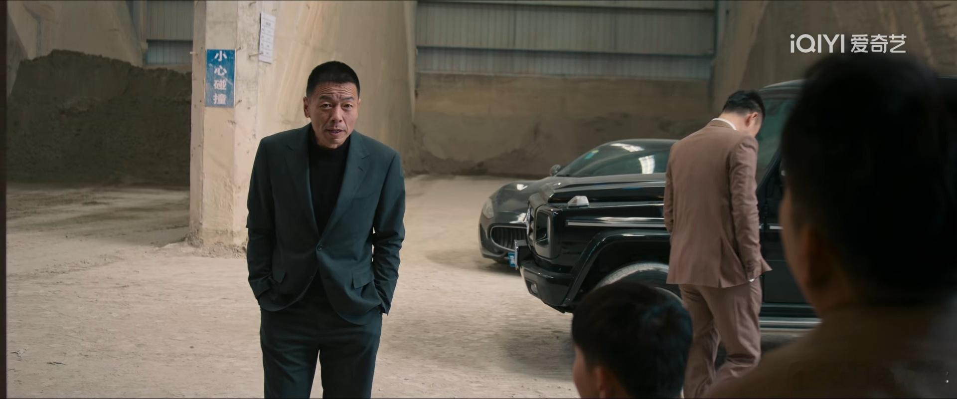 罚罪2 第19集，你别说，宝哥这西装一穿，还挺称头，比某些流量身段还好。 