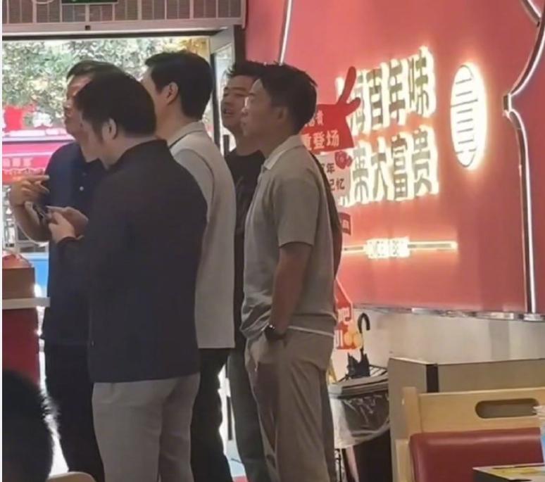 网友在上海老字号大富贵偶遇雷总吃早餐，一行四人，胡峥楠、徐洁云、李肖爽都在。
没