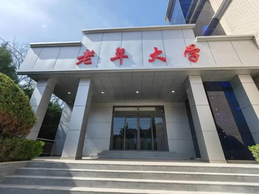 老伴在老年大学学习，这学期班长提出辞呈，副班长有意转正。

    老师问副班长