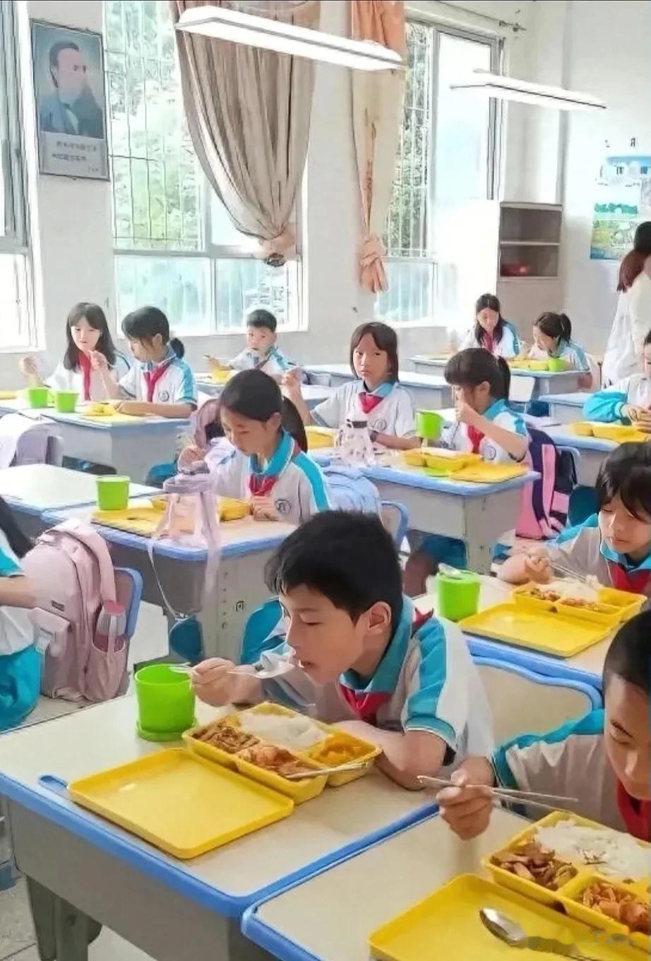 预制菜为什么先进中小学？没必要说的那么复杂，排除法告诉你原因：

进工厂，工人不