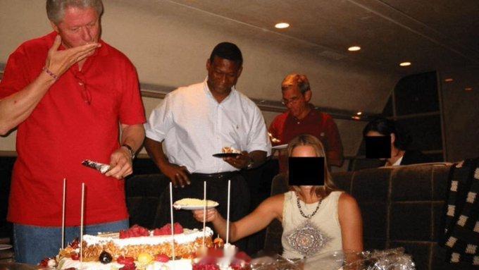 2002 年，比尔·克林顿在爱泼斯坦的私人飞机上切开一个“摩洛哥国王婚礼”蛋糕，