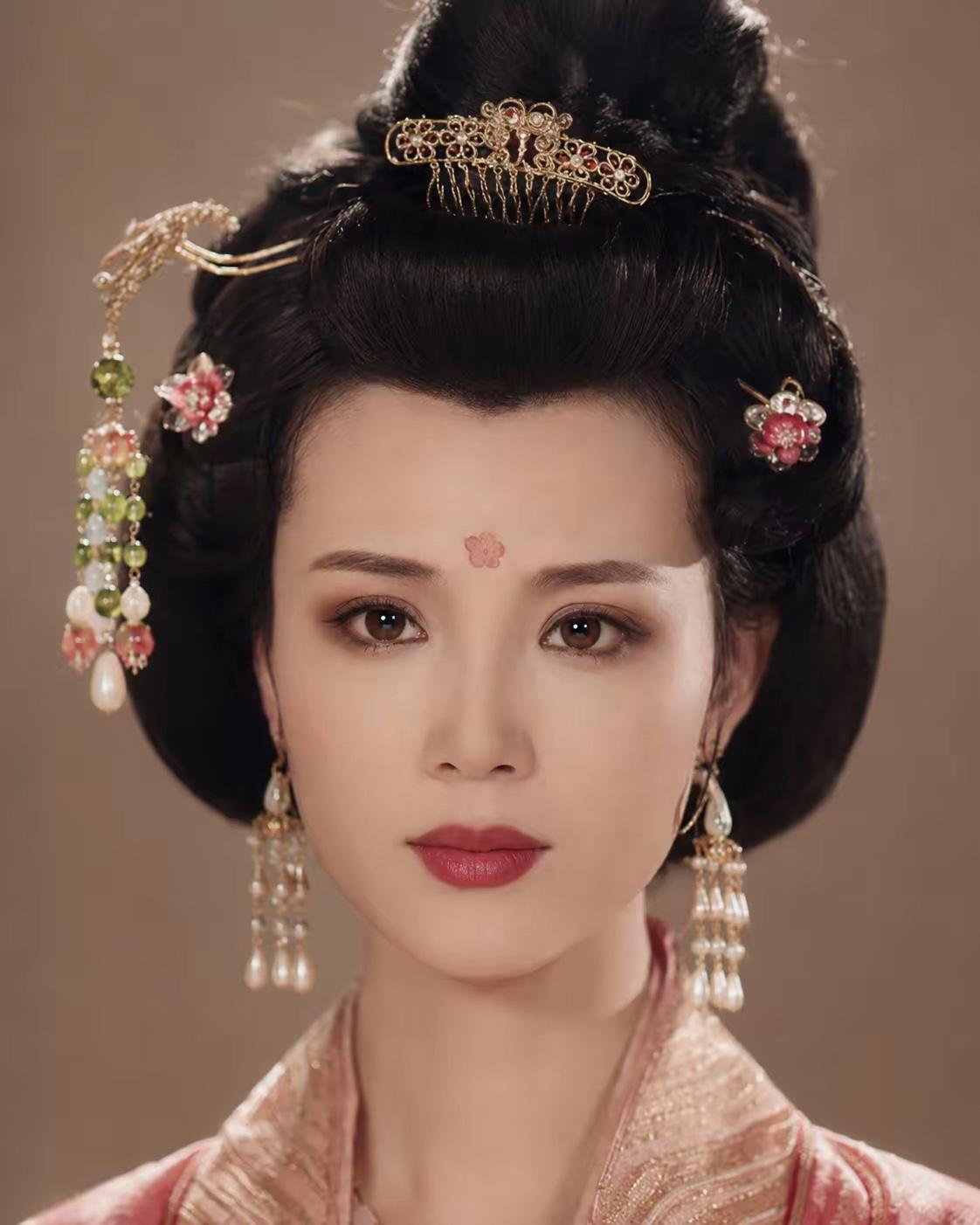 茹萍真的很美，她在电视剧（武则天）中扮上官婉儿，才女美女。

茹萍是浙江杭州人，