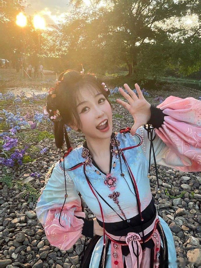 虞书欣凌妙妙一周年花絮照虞书欣检测到凌妙妙行动轨迹 虞书欣凌妙妙一周年花絮照 ​