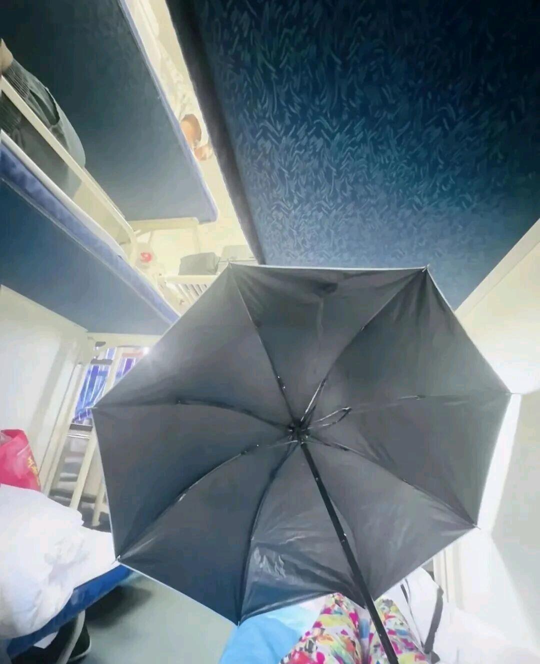 最近“女子火车卧铺打伞遮隐私”这事闹得挺火。女生在下铺休息，旁边过道有陌生男乘客