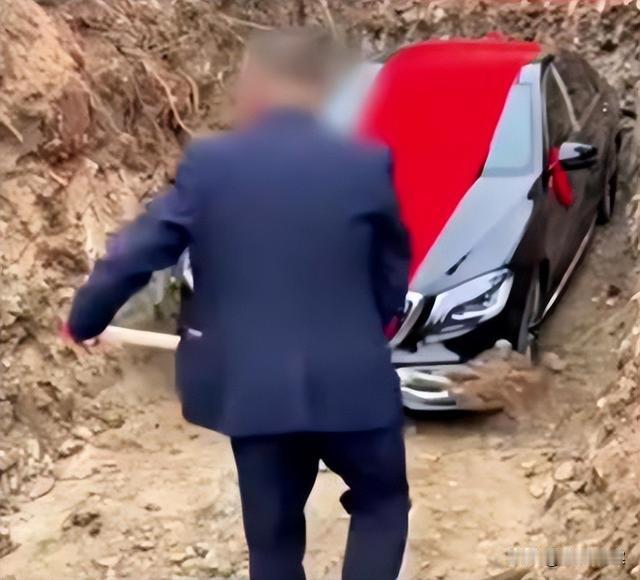 土葬百万奔驰后续：官方介入处置，主事人认错挖车，多违法点被点名
 
近日，辽宁辽