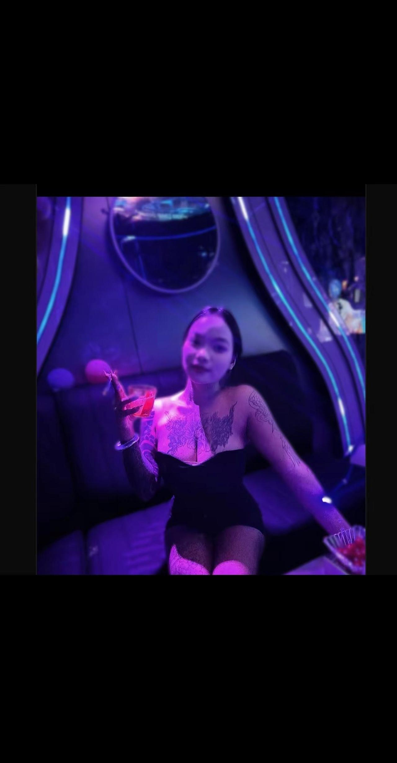 他为了睡你 假装爱你 他刚好寂寞难耐 你刚好天真无邪 你为了感情让他占便宜 你想