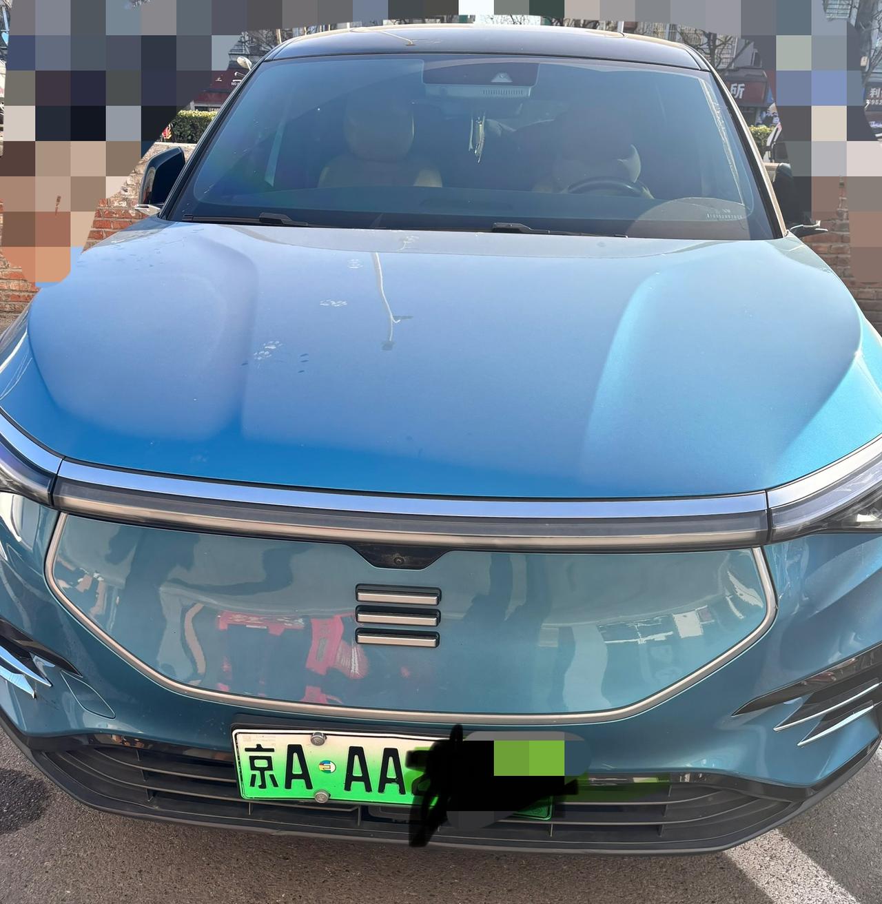 大家有认识这个车的吗？这个车的车标太有意思了，3条横线，不知道是有什么寓意没有。