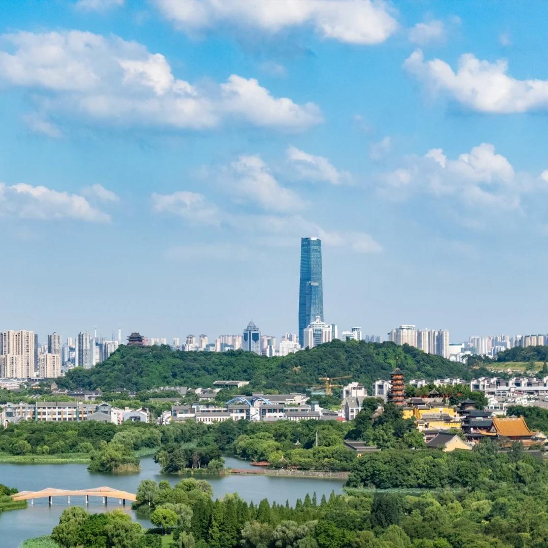 镇江诗词确实丰富，仅《全唐诗》中就有千首写到镇江及周边。但问题在于这些作品多以京