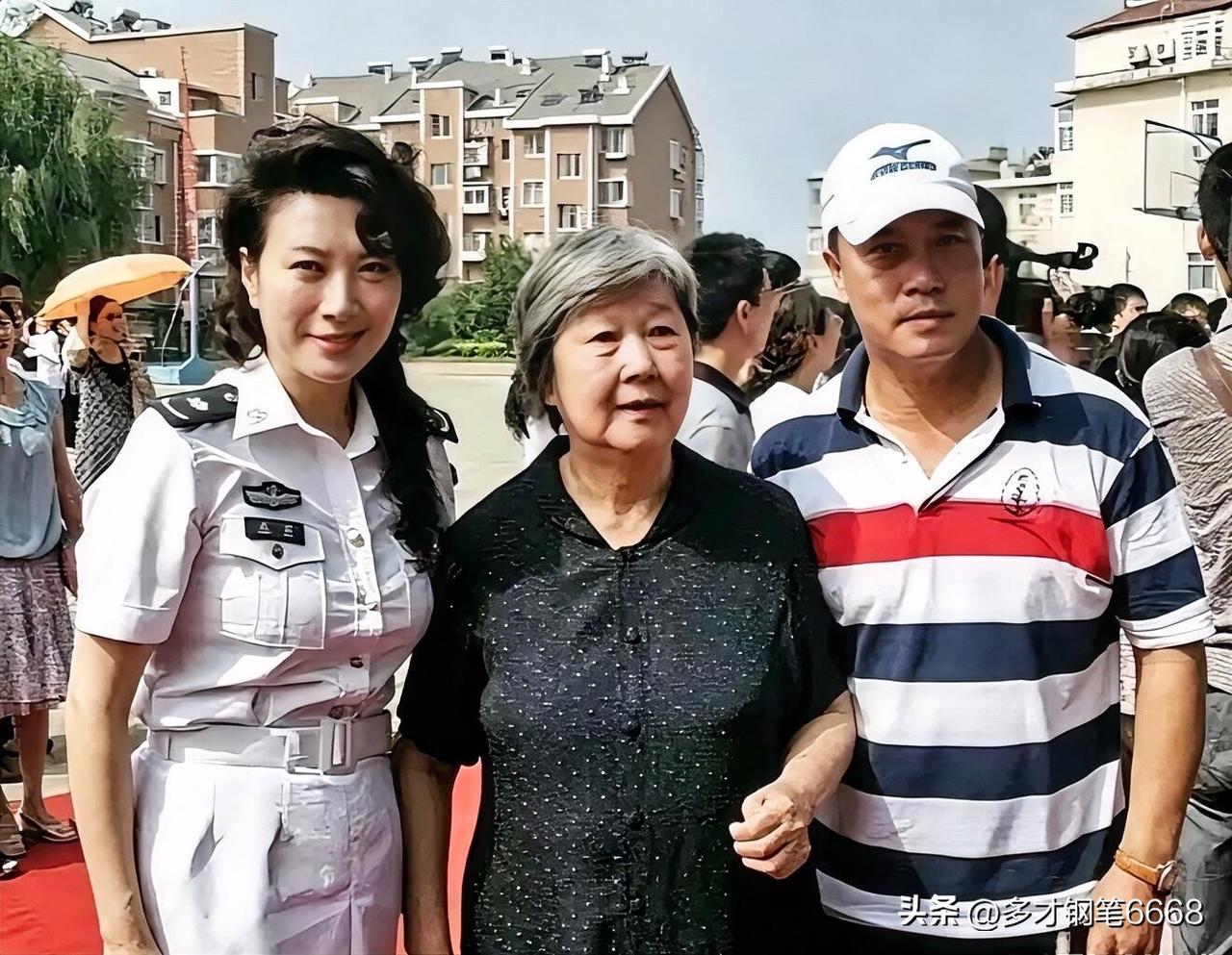 左边发型独特的是气质美女王静，她饰演的《国家公诉》和《龙年档案》里的角色让人看了
