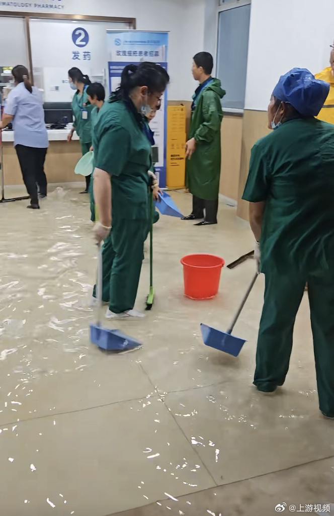 #上海暴雨致新华医院一大楼积水#【上海特大暴雨致新华医院一大楼积水，院方：已基本