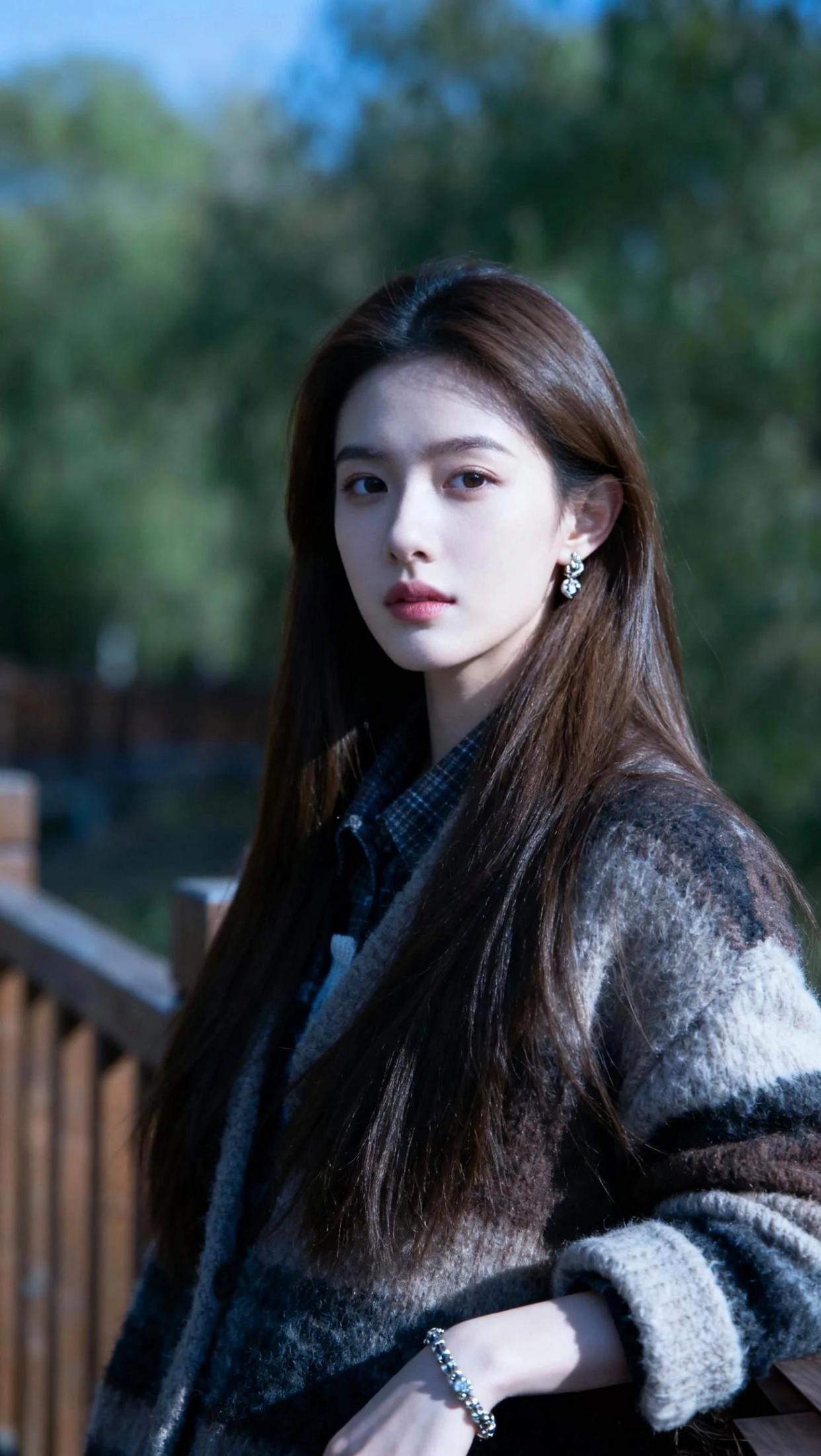 眼眸里盛着江南的湖水
清澈里揉进三分静谧
睫毛微颤
便漾起秋波层层