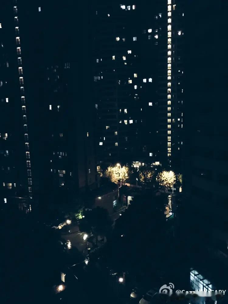 中秋之夜
            一
细雨如丝织中秋，
一盘月饼一壶酒。
今宵仙