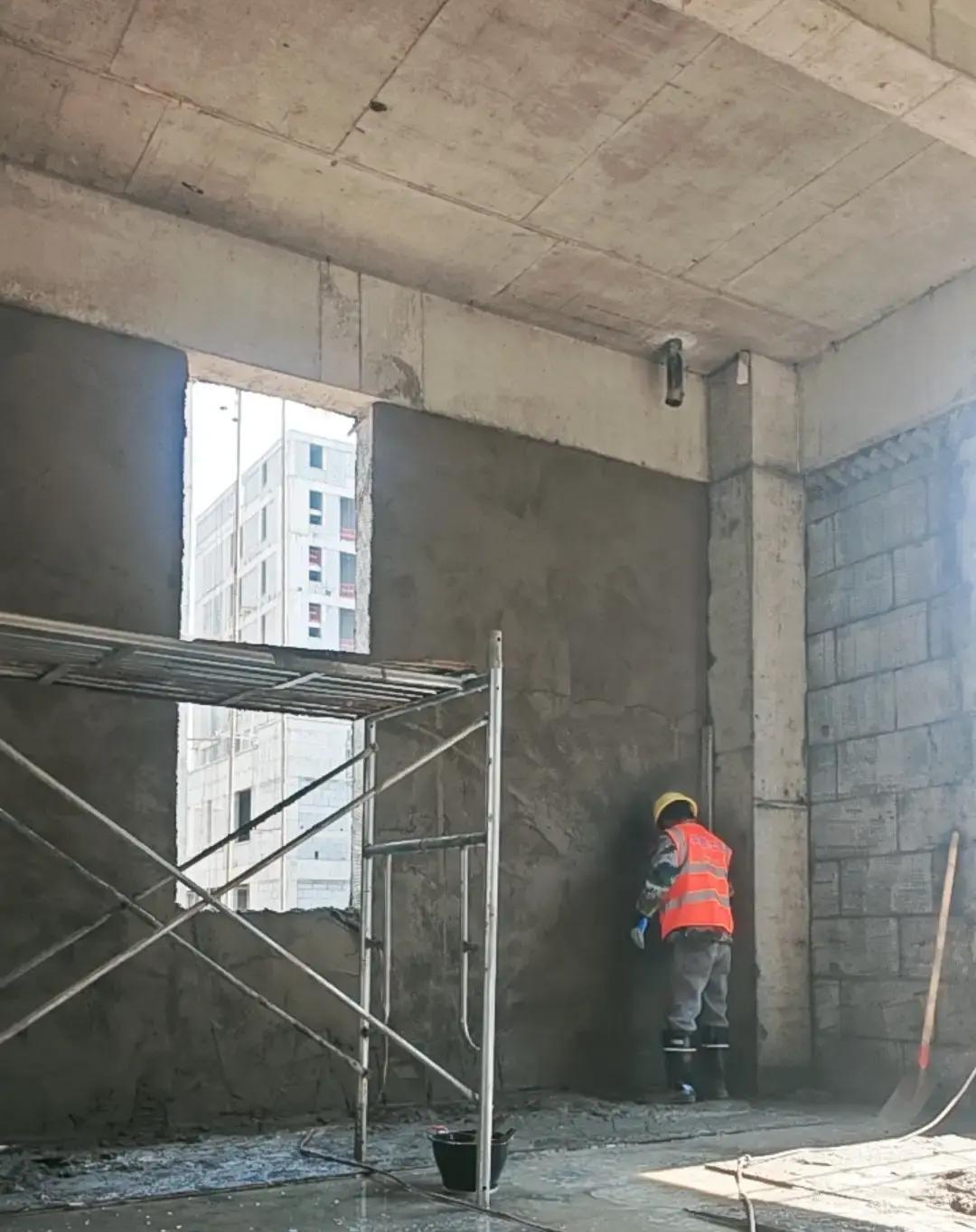 8块5一平方，工地挤破头。

价钱听着还行？活可不好干。楼没电梯，沙灰得用小推车