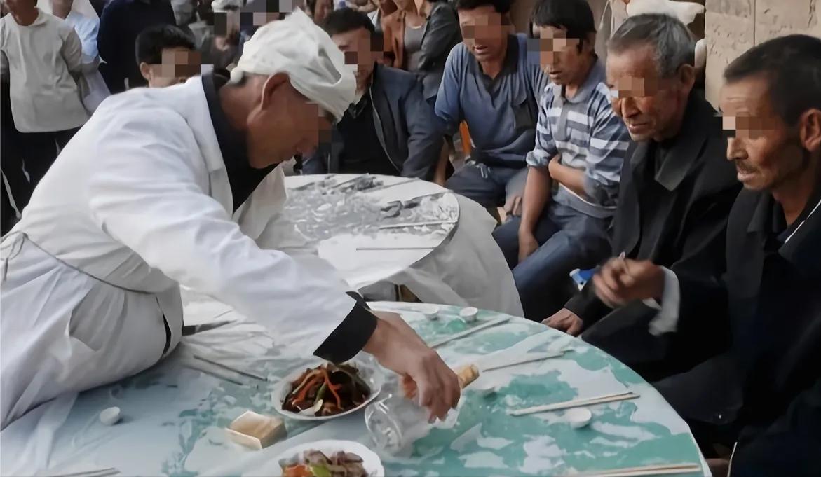 陕西榆林，一男子的父亲去世，男子特意举办丧宴宴请宾客。可不曾想，一位宾客在丧宴上