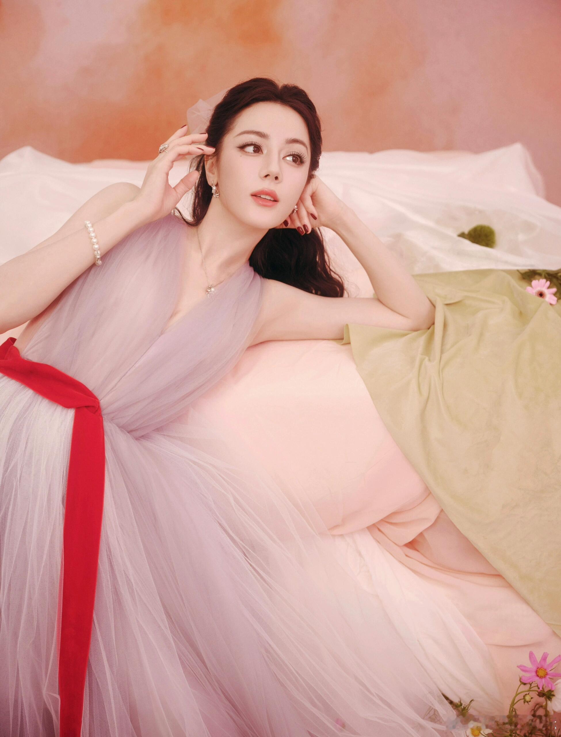 谁会不喜欢迪丽热巴呢？？美得我不知天地为何物了！ ​​​