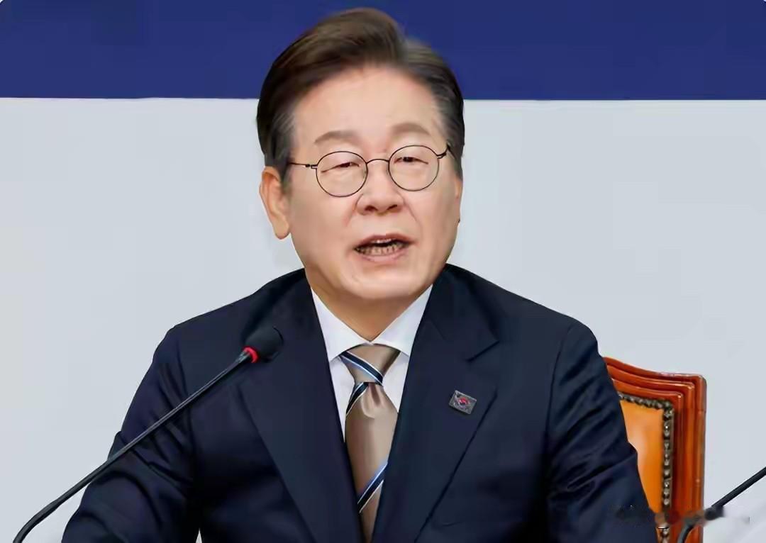 李在明突然低头，喊着要和朝鲜对话，还反思过去硬碰硬的做法没用，这话听着实在，实则