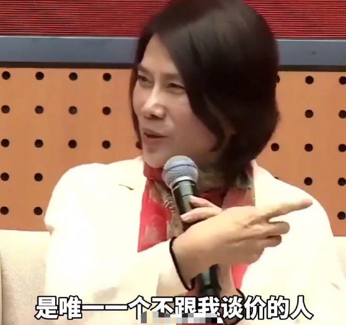 看来相比于雷军，董明珠更看好刘强东哇！之前董明珠就曾表示自己所有合作过的人当中，