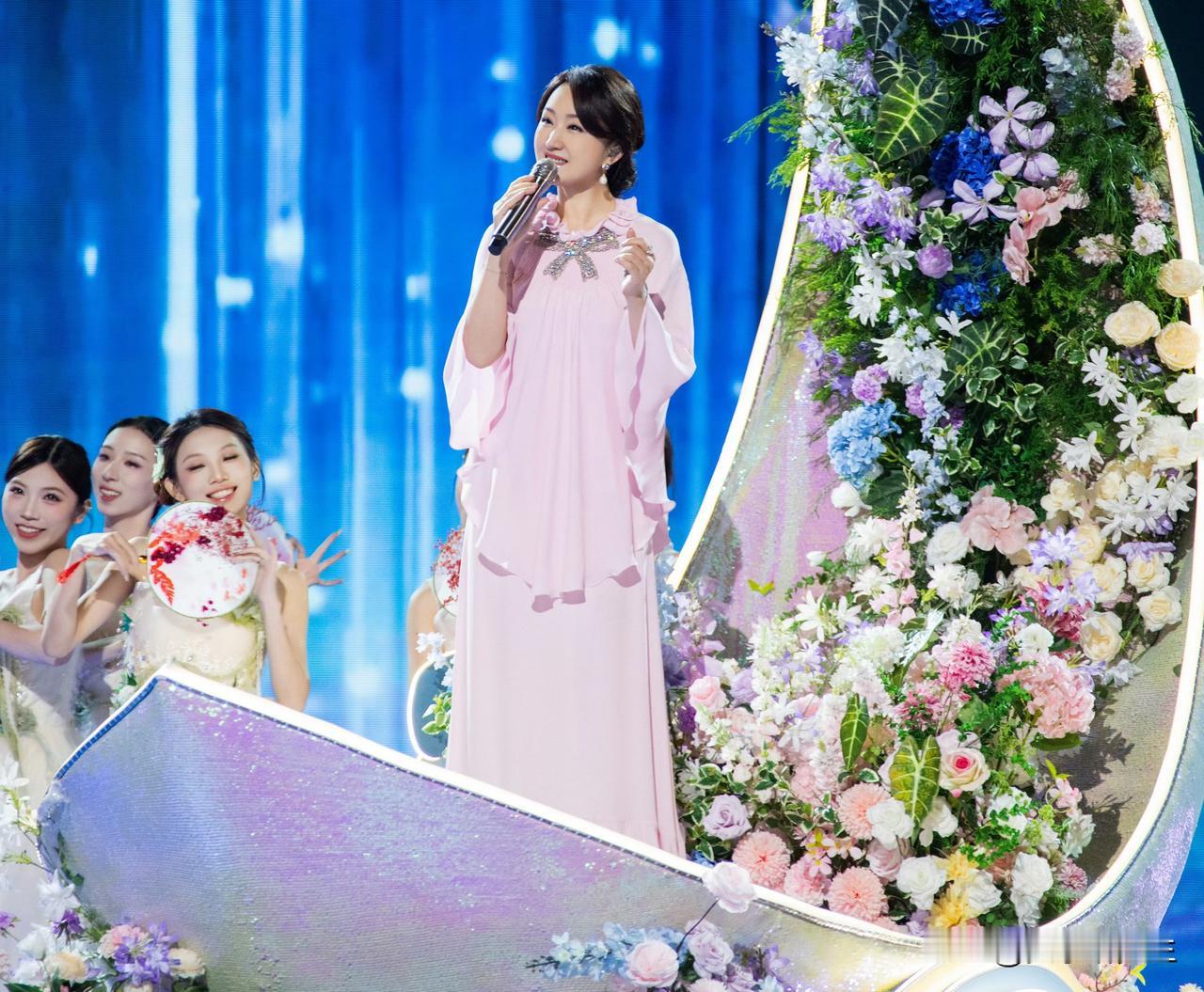 杨钰莹这几年过得挺明白。

这位曾经的甜歌皇后，没有继续在娱乐圈里拼命折腾，而是