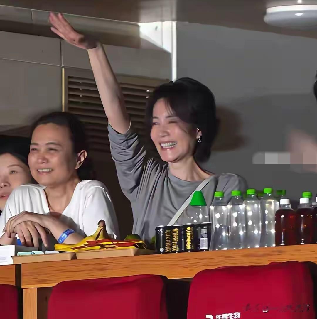 那英在北京开演唱会，好人缘的她，引来众多明星大腕来捧场，她用了挺长时间才一一点名