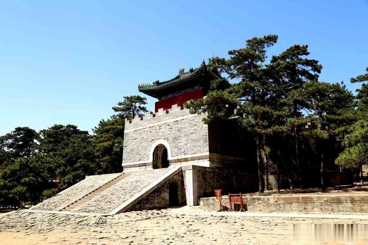 乾隆三十一年（1766年）七月十四日未时，，乾隆皇帝的第二位皇后那拉氏含恨于翊坤