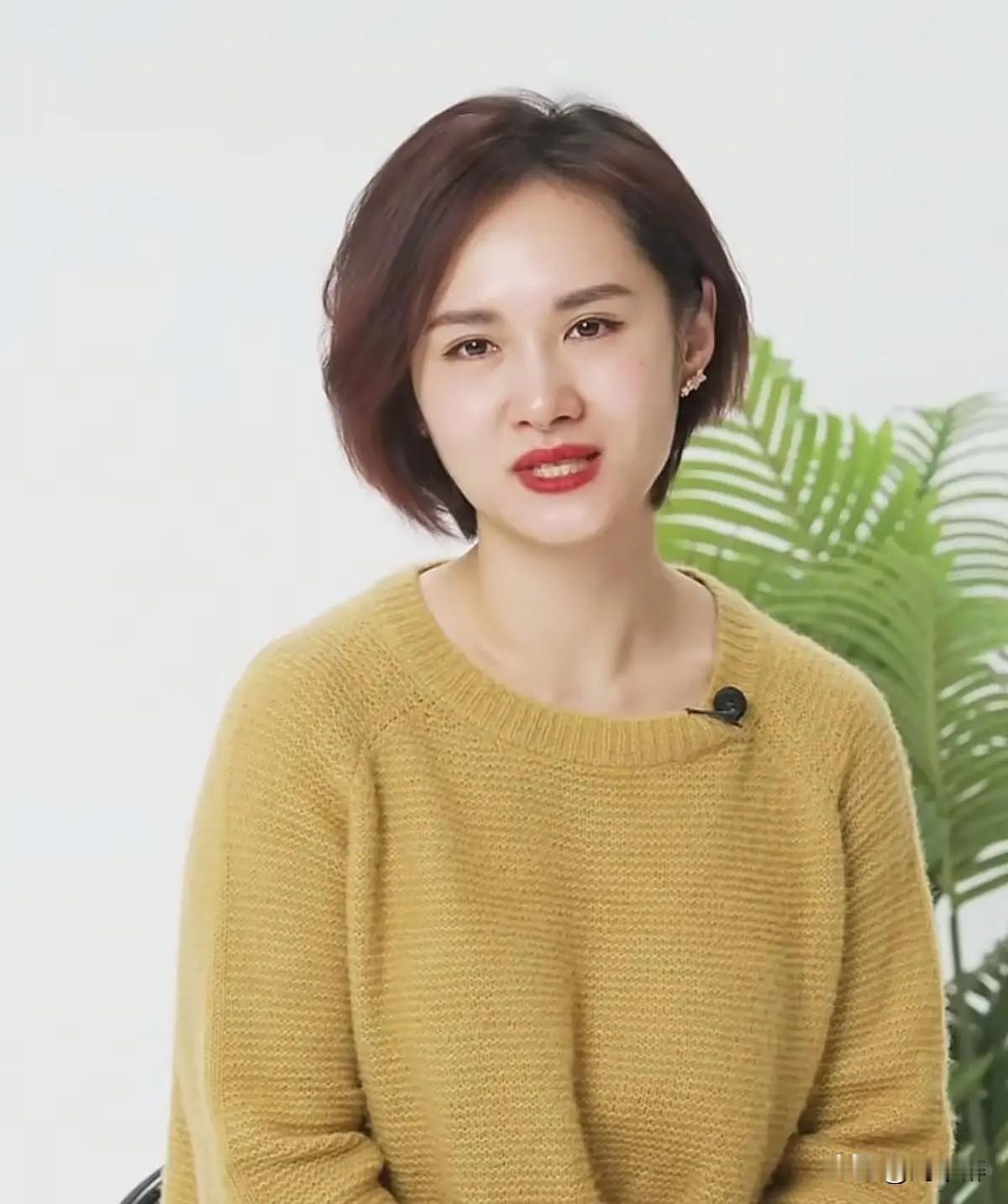 守住网络底线，人人有责！
连日来，陈璇俯身递麦动作持续发酵，大量网友围绕外交礼仪