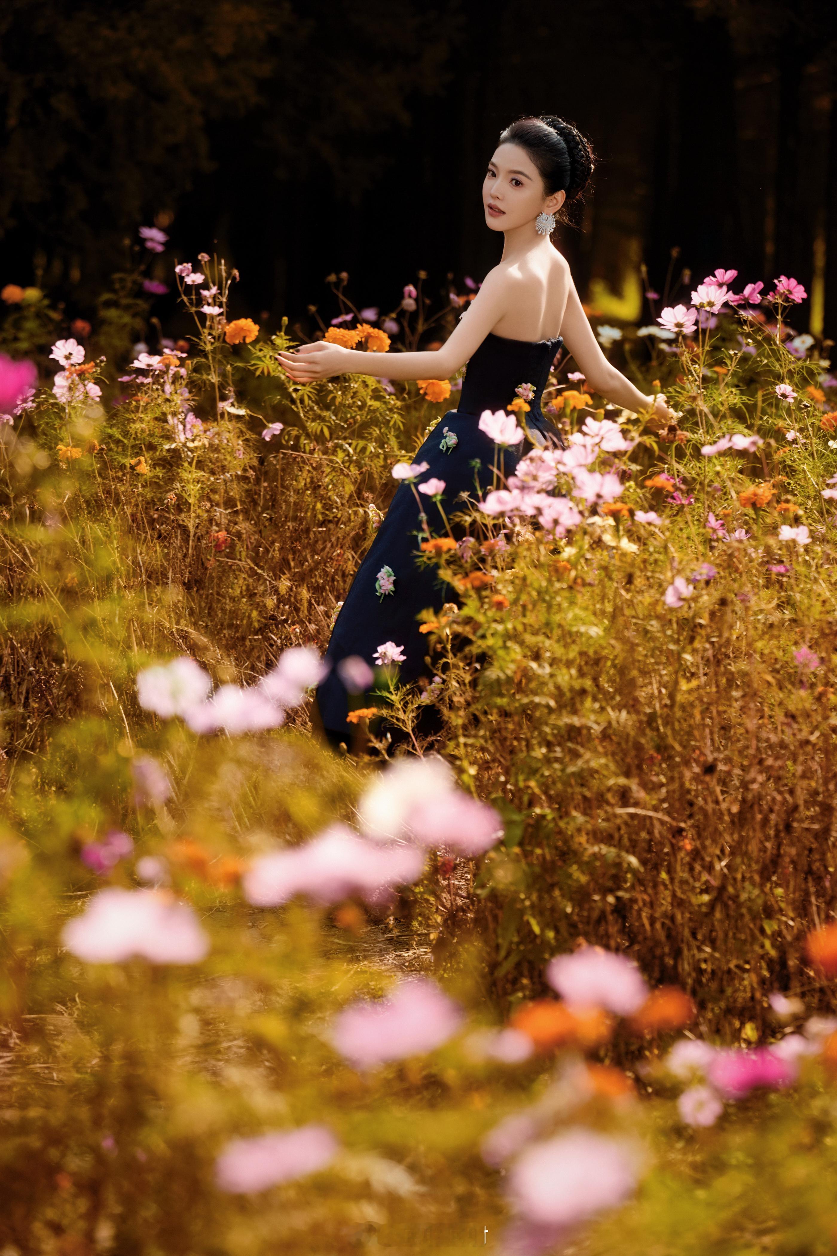 章若楠妈妈不愧是清纯系 top1，什么都不用做就能给的那种2025年战况杨幂：2