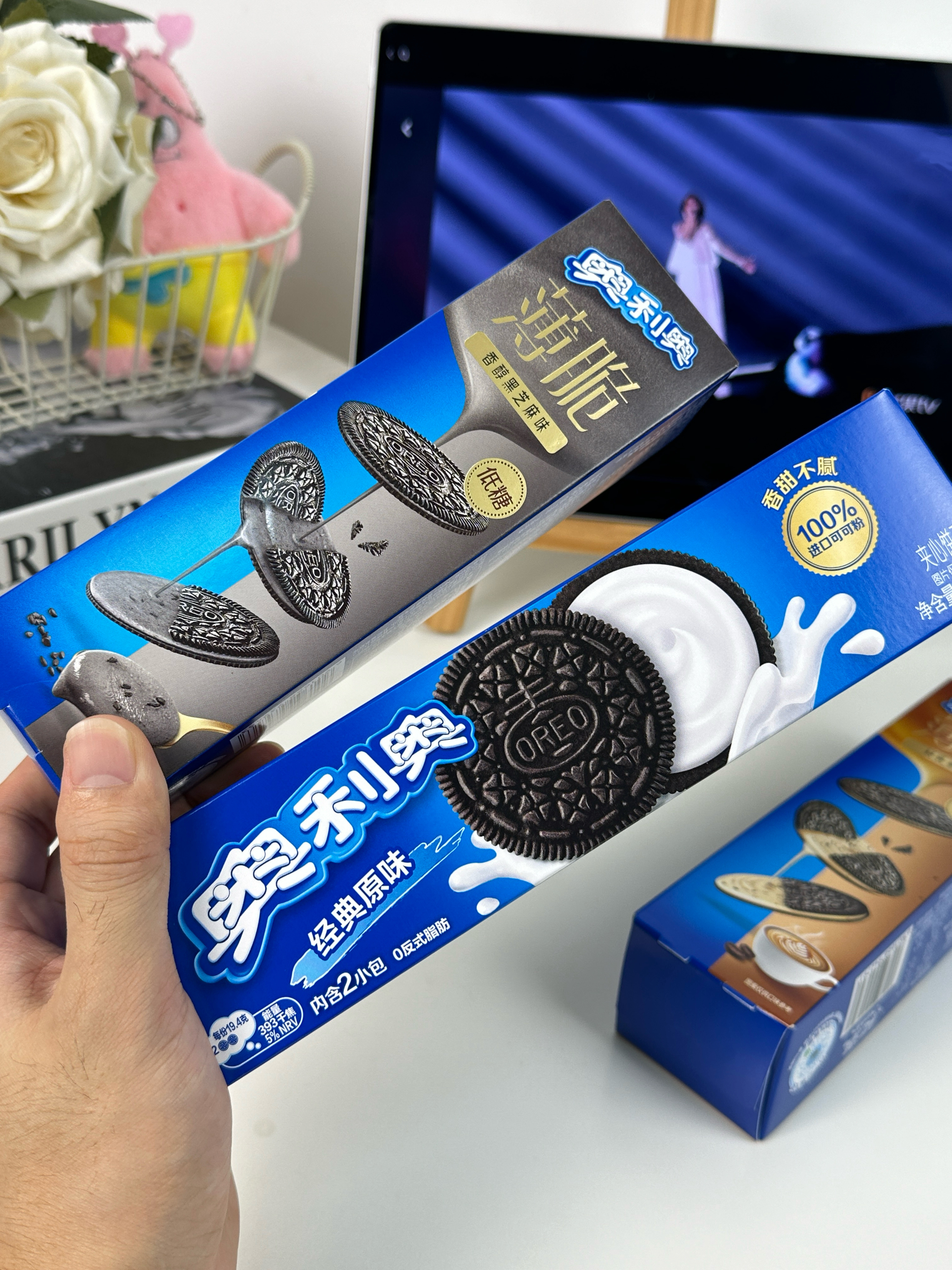 追综艺标配：黑饼干+酸奶，咔哧一口脆，再蘸一下🥛 明明在追乘风，嘴却在认真搞创