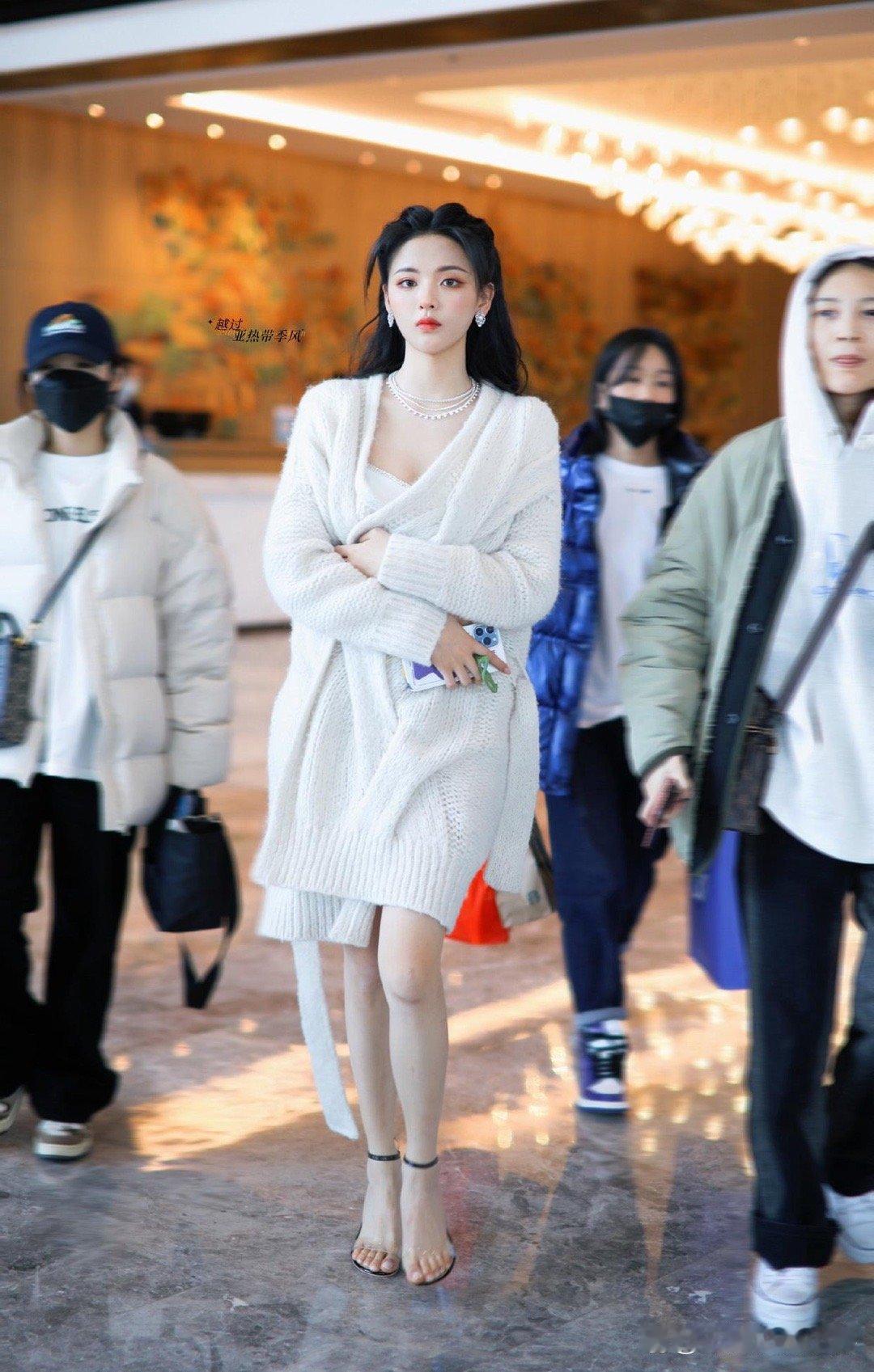 杨超越的鞋真高端，就问冷不冷？ 