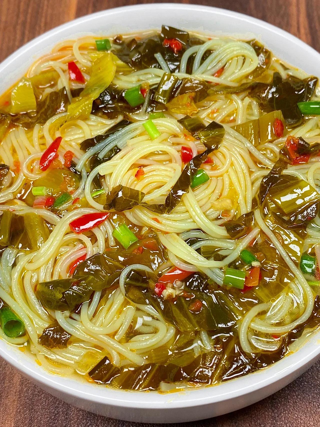 不愧是我妈做了半辈子的米线！巨巨巨好吃！几天没嗦粉就馋了这道酸菜剁椒细米线就是老
