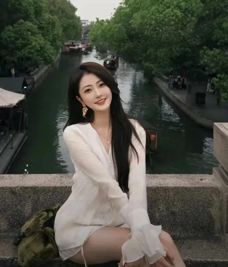 那个不经意的瞬间，她的笑容如春风拂面，轻轻地温暖了我的心房。她，那个甜美可人的女