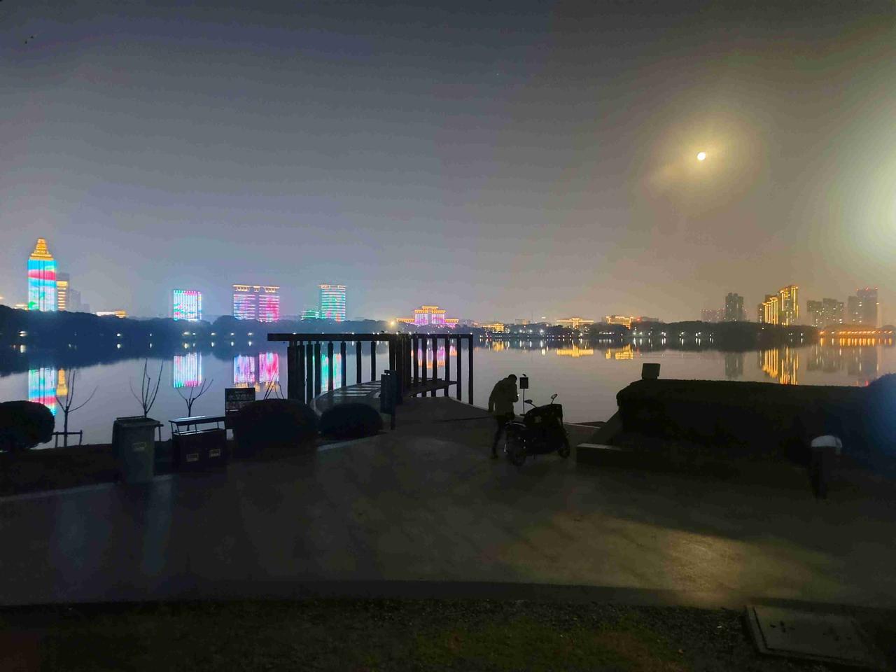 天冷不打紧，公园跑个步。
看看能不能撞见一个大腕...男的也行，像马克龙那样的!