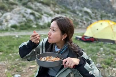 沈佳妮，一位热爱户外运动的女性，她喜欢探索大自然的美丽，享受着山川湖泊的壮丽景色