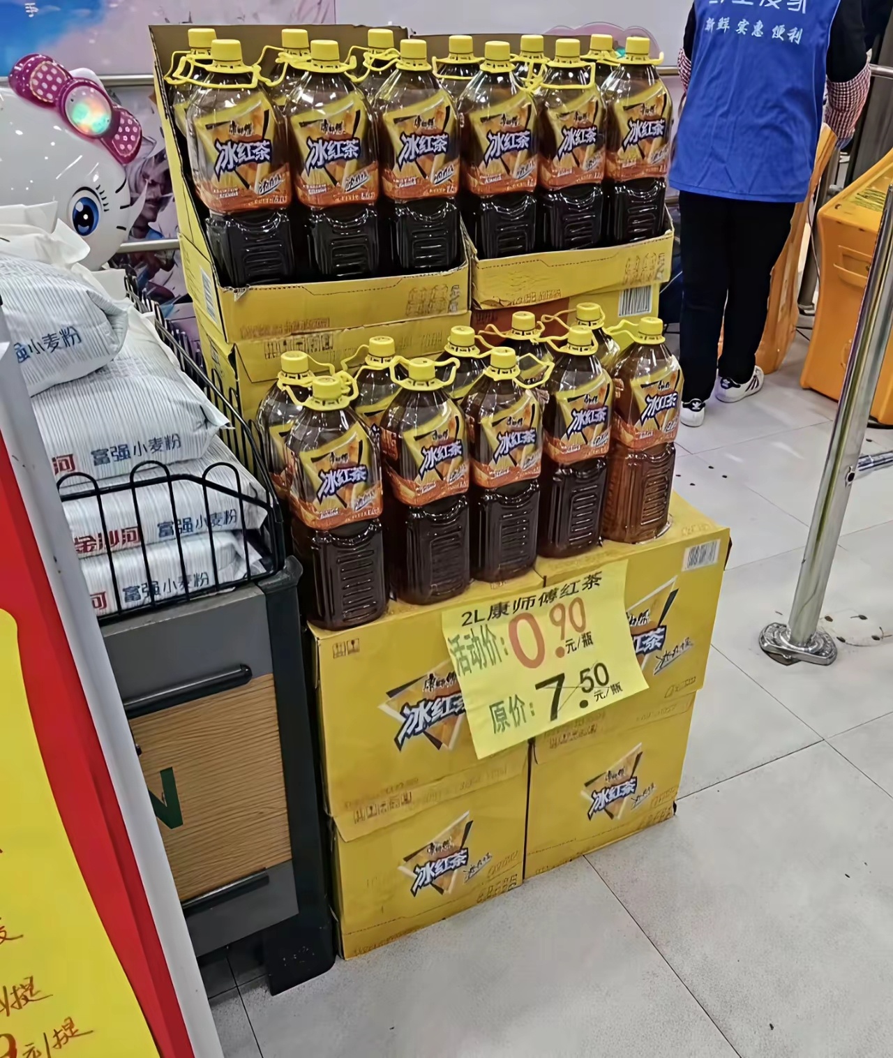 这种临期的饮料你会买吗？超市看到这个价格惊呆了！2L大桶冰红茶，原价7.5元，活