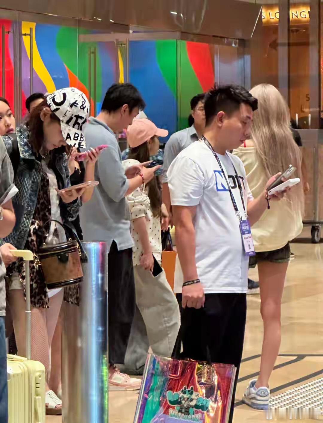 #王思聪在新加坡赌博# 有网友在新加坡某赌场偶遇王思聪，当天王思聪穿着蓝色短袖搭