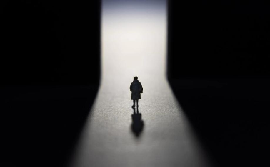 卡夫卡说了这么一段话真现实：“无论规则多么离奇、荒谬、不合逻辑，大多数人都会毫不