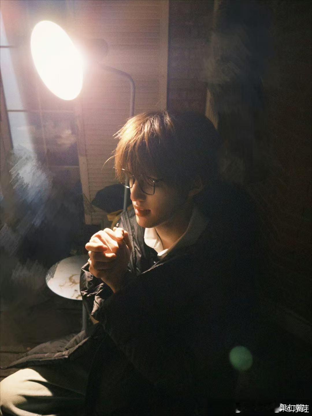 张泽禹课表 张泽禹真的是天生的小爱神吧，知道粉丝会守着八小时直播，收到课表就马上