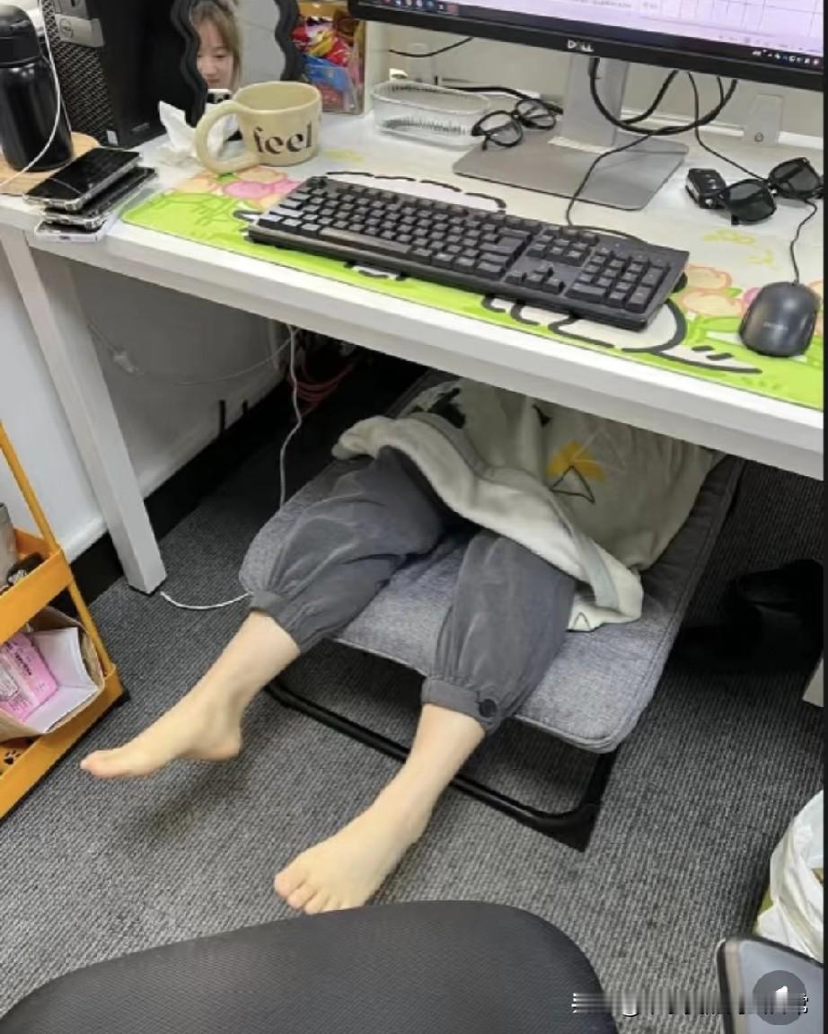 同事钻桌底睡觉，这性别我赌10包辣条猜不对！
 
咱就是说，上班摸鱼能摸出“隐身