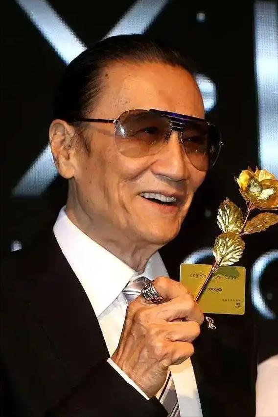 演员谢贤说，我虽然脾气不好，一辈子没有打过架，唯一的一次，是打了八十一岁的曾江，